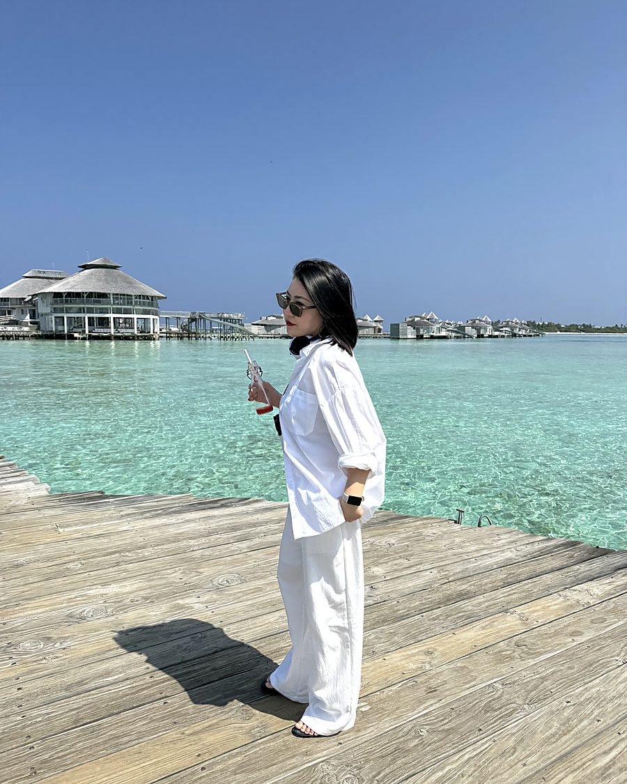 MUST DO TRAVEL 创始人 Mandy 在海边栈桥上看海