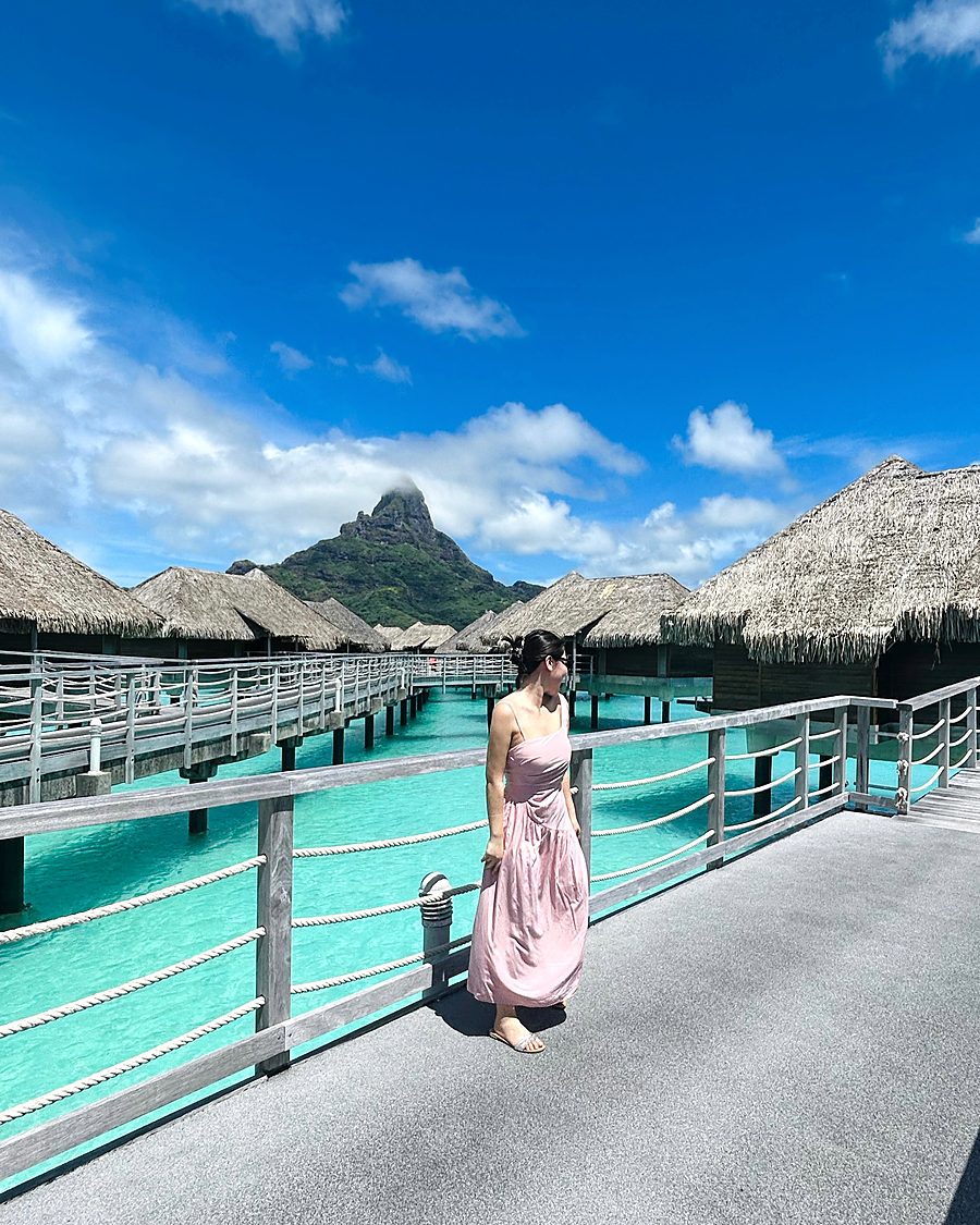 MUST DO TRAVEL 创始人 Mandy 在潟湖栈桥上