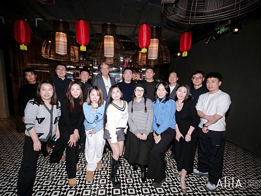晚宴上，大家不约而同穿了深色