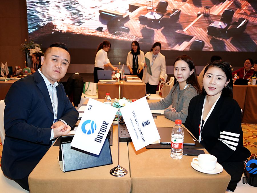展会洽谈桌前，一聊就是一下午